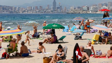 Връщане към нормалното: Плажовете в Испания и Португалия се изпълниха с хора