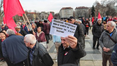 "Народ, който не пази историята си, няма бъдеще": Десетки защитиха паметника в Княжеската градина