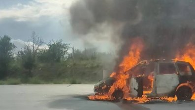 Кола изгоря в аварийната лента на АМ "Струма"