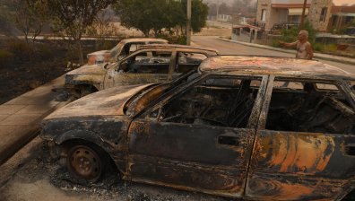 Нова жертва на пожарите в Гърция, горят изоставени къщи и автомобили