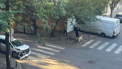 Бус се заби в къща в Стара Загора, кола с дете му отне предимство (+ВИДЕО)