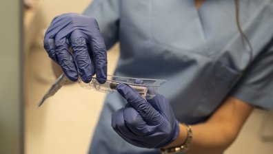 Великобритания експериментално ще заразява доброволци с Ковид-19