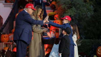 "Пакост или лакомство": Тръмп раздаде автографи на деца за Хелоуин (СНИМКИ)