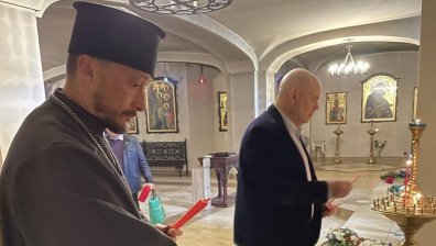 Гешев запали свещ в Буча, поднесе цветя на паметник в Бородянка