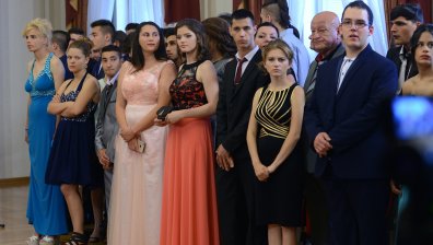 Радост за абитуриентите, ще има изпращане в училищните дворове