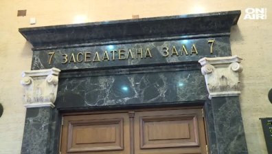 Съдът реши: Фенът, хвърлил бомбичката, остава в ареста
