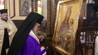 Посрещане на Чудотворната икона на Пресвета Богородица Скоропослушница в Казанлък (СНИМКИ)