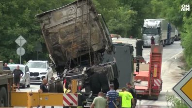 Катастрофа между камиони отне живот и затвори Прохода на Републиката