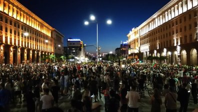 Двама полицаи пострадаха от бомбичка и стъклени бутилки при протестите