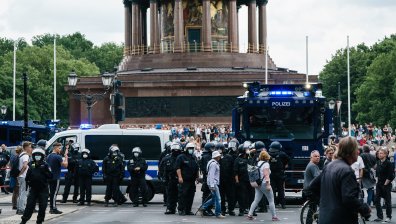 Над 600 арестувани и 10 ранени на протест в Берлин срещу Ковид мерките