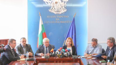 Маските на закрито отново стават задължителни	