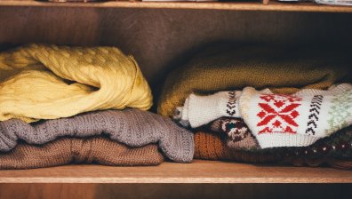 Предпазете дрехите си от молци и неприятни миризми с няколко лесни трика
