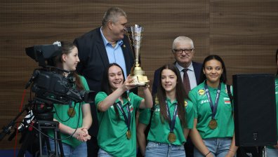 Волейболните световни шампионки изправиха на крака депутатите