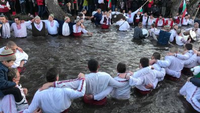 Традиция на 200 години: Калоферци в ледените води на Тунджа