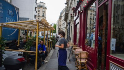 Редица държави в Европа въвеждат изискването за "здравен пропуск"