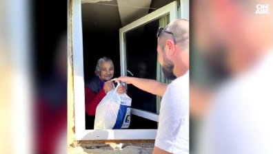 "Великденски обяд": Доброволци правят празника на самотни пенсионери незабравим