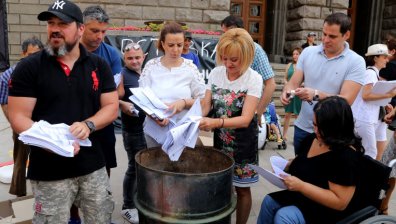 Манолова демонстративно изгори изборни протоколи пред ЦИК (+Видео)