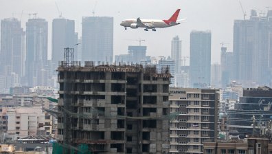 Самолет със 190 души на борда катастрофира в Индия, 16 са загинали