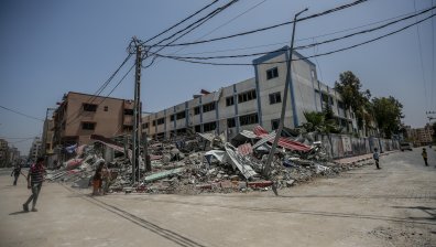 Изстреляха около 150 ракети към Израел, стотици палестинци и полицаи са ранени