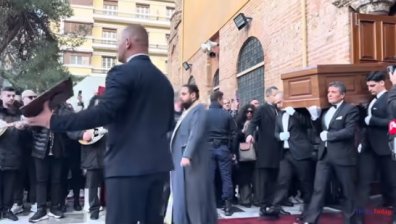 Родното място на Василис Карас се подготвя за погребението му