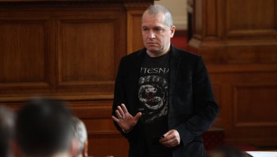 Колорит в парламента: Депутатите обсъждат актуализацията на бюджета