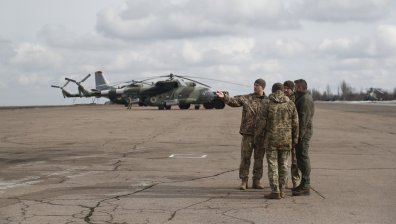 Журналисти и министър попаднаха под обстрел в Украйна