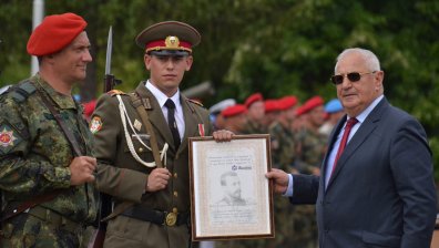ЗАД "Армеец" връчи награда на най-добрия випускник на Националния военен университет
