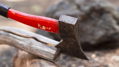 Мъж заби брадва в главата на 17-годишен след скандал в Монтана