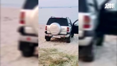 Джип отвя дюните в Крайморие и заседна в морето