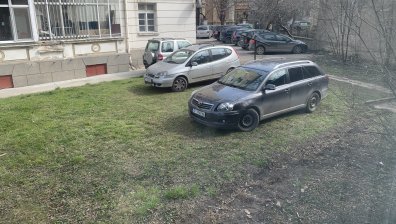 Отново нагло паркиране в зелени площи на Русе