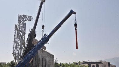 Започна извозването на запаления пред НДК кран