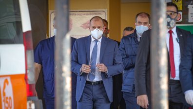 Радев: Адекватни социално-икономически мерки - да, страх и паника - не
