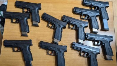 Задържаха скрити в хладилник бойни пистолети