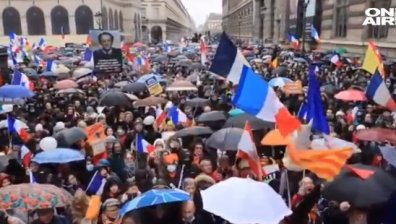 Ранени полицаи и десетки арестувани французи на протестите срещу Ковид мерките