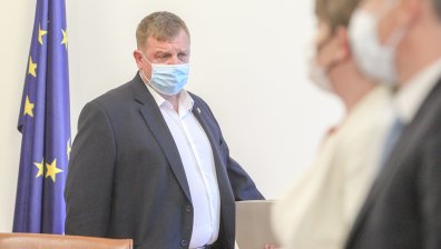 Каракачанов се самоизолира заради заразения шеф на ВСС