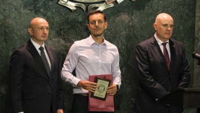 Гешев награди героите, които вадеха децата след трагедията на "Тракия"