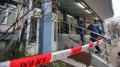 Мъж стреля с ловна карабина по Трето РПУ в София