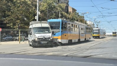 Полицейски бус и трамвай се удариха в София