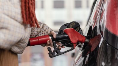 Цените на петрола няма да паднат до края на лятото, прогнозира експерт