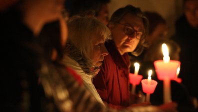 Католиците празнуват Великден, храмовете се изпълват с вярващи