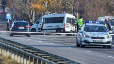 Критично остава състоянието на пострадалия полицай при гонката с мигранти