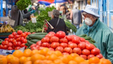 Данъчните блокираха зеленчуковата борса в Русе, проверяват документи