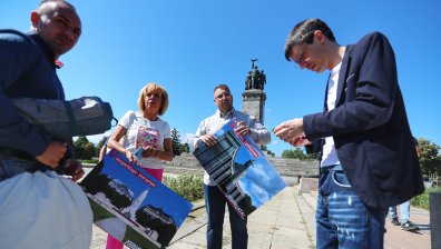 Мая Манолова и "Левицата" опънаха палатки пред Паметника на Съветската армия