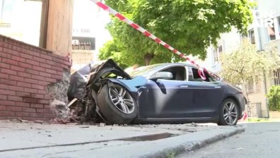 Кола се вряза в заведение на метри от детска градина в София