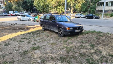 Пореден сигнал за нагло паркиране в тревни площи в София