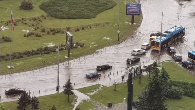 Бурята в София: Наводнени подлези, паркинги, улици, проблеми с полетите на летището