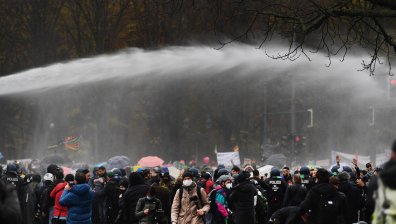 Хиляди протестираха срещу противоепидемичните мерки в Германия