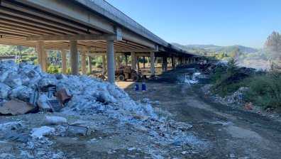 Овладяха пожара в Дупница, колоните на моста на АМ "Струма" са с поражения