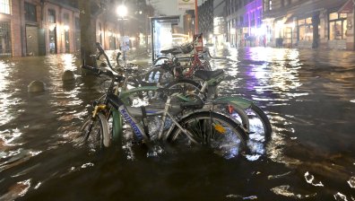 Силна буря връхлита Европа, в Германия очакват големи наводнения