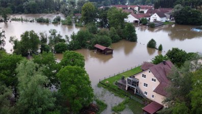 Хиляди евакуирани след потопа в Германия, в сила са предупреждения за лошо време
